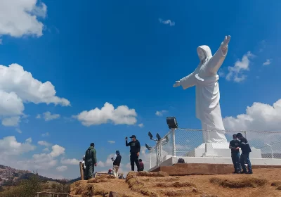 Subir a Cristo Blanco y Tomar vistas de la Ciudad