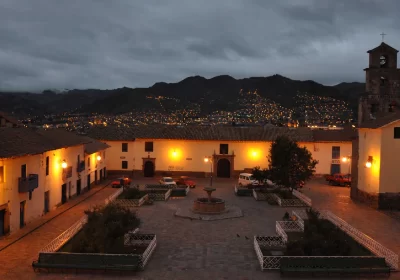 La Encantadora Plaza San Blas en Cusco