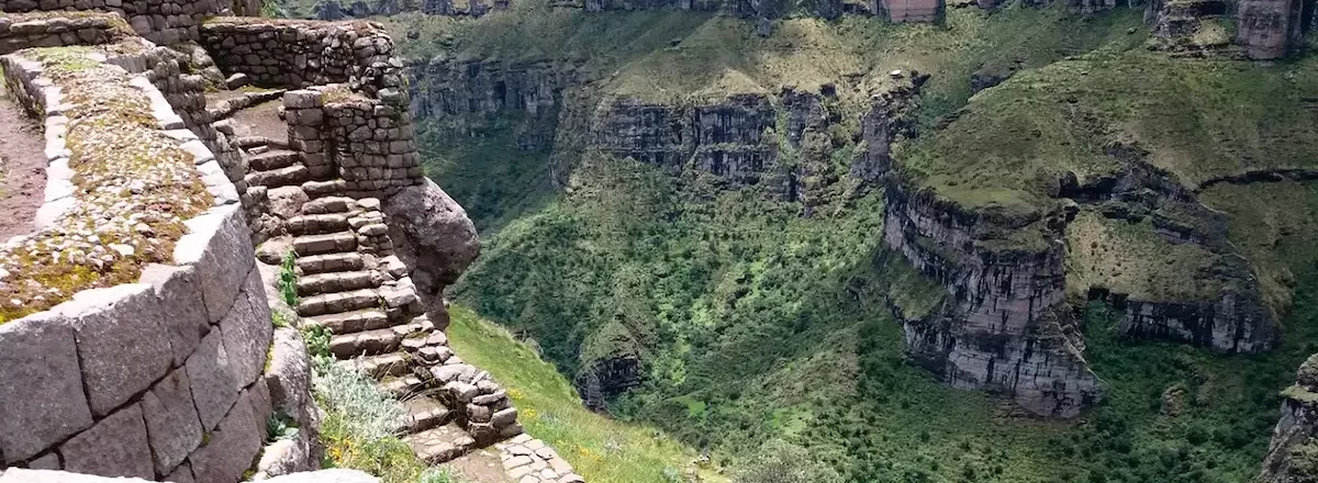 Explorando lugares de Waqrapukara