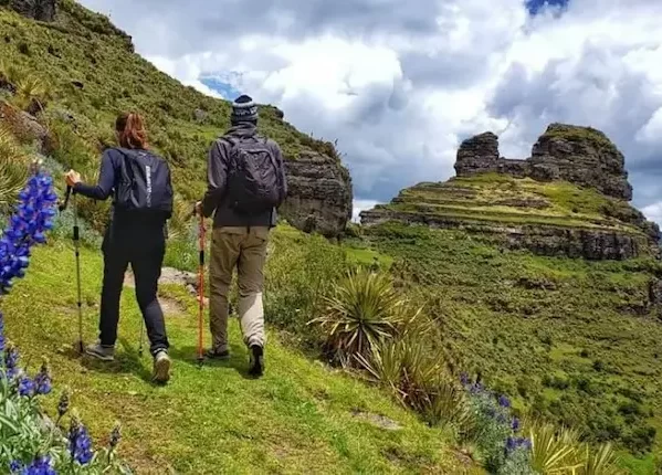 Turistas en Waqrapukara